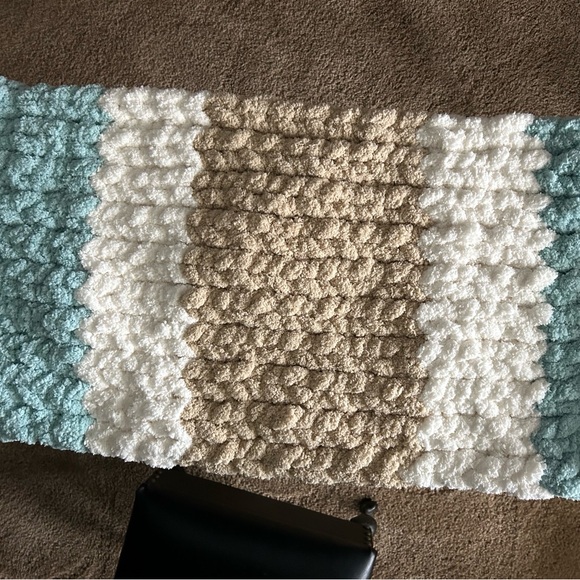 Handmade chunky knit tri coloured pet bed. Mint, cream and tan coloured. - Picture 8 of 10